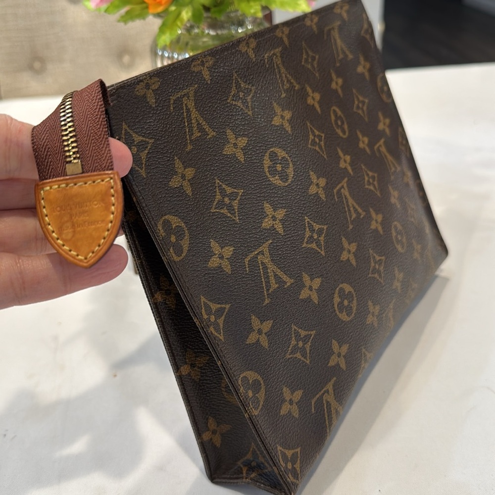 Authentic Louis Vuitton Toilettery pouch - Picture 2 of 16
